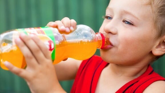 Експерти настояват предупрежденията върху безалкохолните напитки да включват риска от кариес