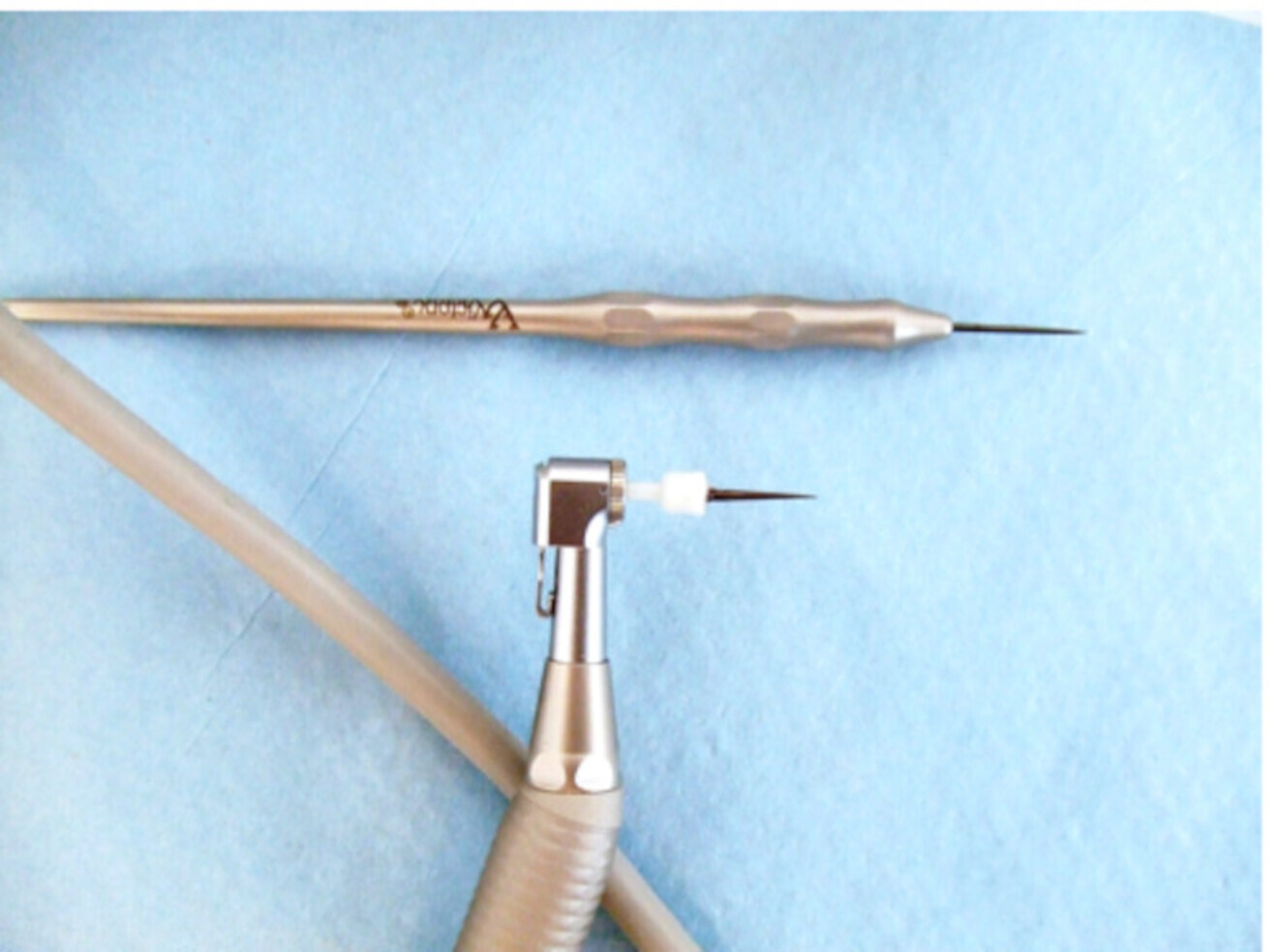 Fig. 3 : Ostéotenseurs manuel et rotatif. 