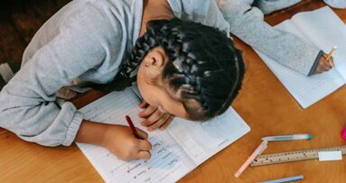 Leren schrijven door te tandenpoetsen