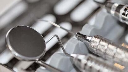 Nie wszyscy dentyści sterylizują narzędzia