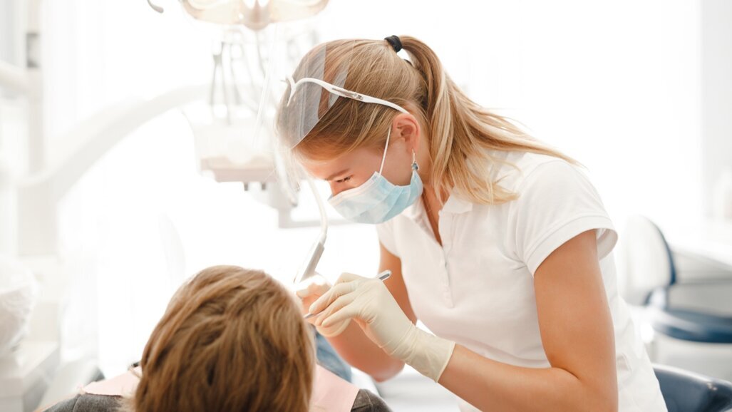 Bicarbonato, glicina, eritritolo… come scegliere la giusta polvere per la profilassi professionale?