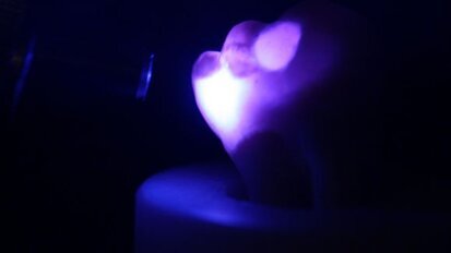 Inženýři vyvinuli modře světélkující kompozitum