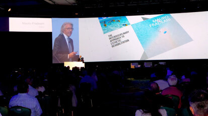 The renowned Italian esthetic specialist Mauro Fradeani accepted that new technologies are a reality and presented a protocol that combines them with traditional techniques.