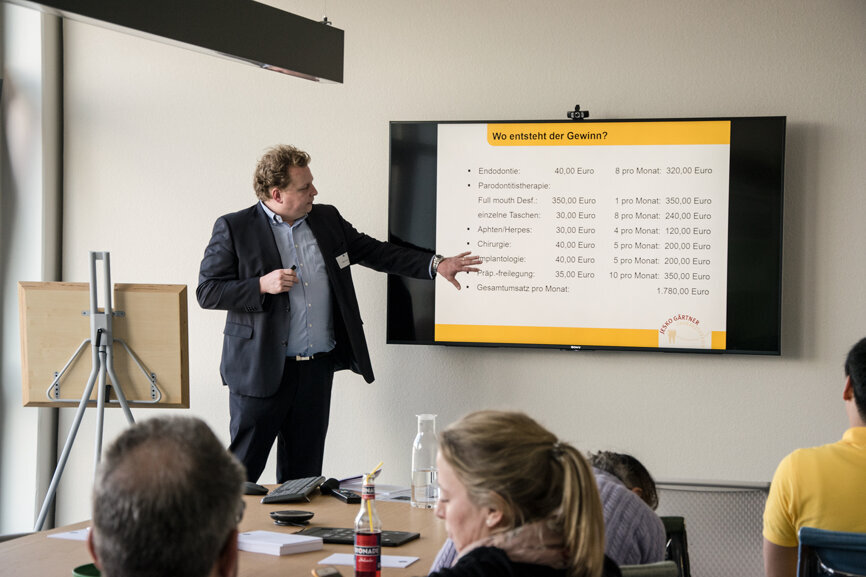 Der Bochumer Zahnarzt Jesko Gärtner mit seinem Vortrag zum wirtschaftlichen Einsatz des Dentallasers.