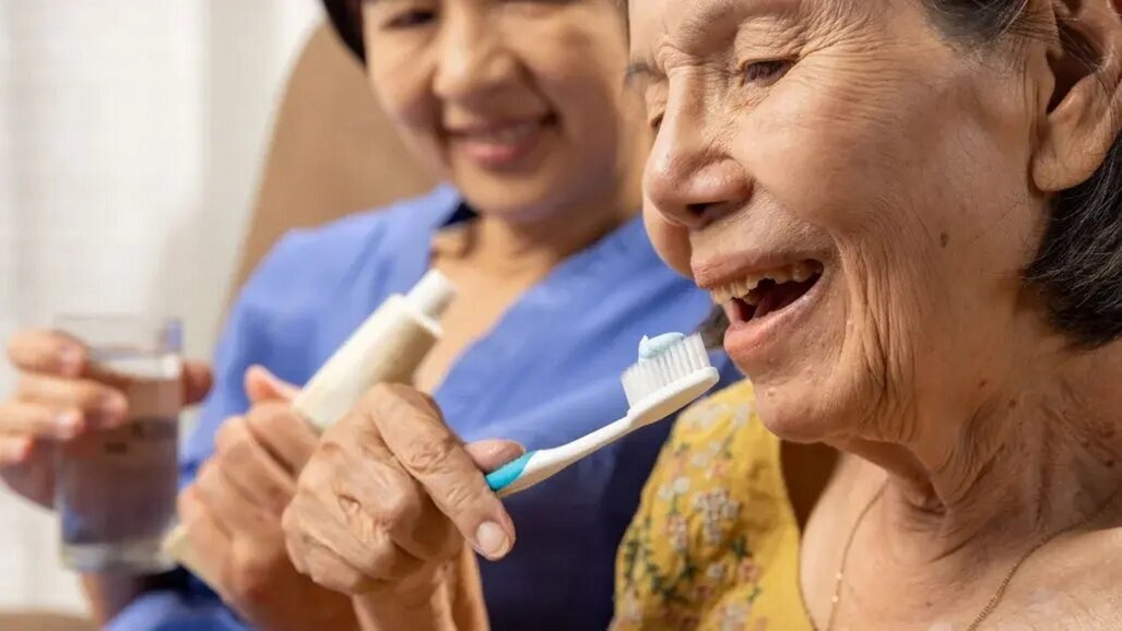 Studie zjistila, že klíčem k lepšímu ústnímu zdraví seniorů je pravidelná péče