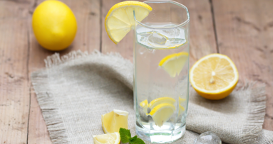 Zitronenwasser greift Zähne gefährlich an