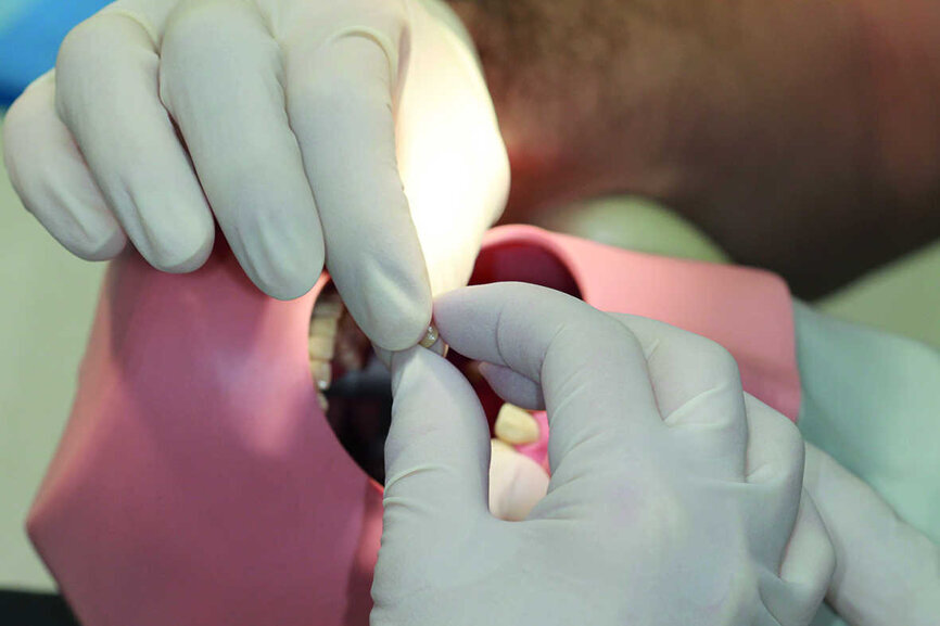 Fig. 5 : Le retour inverse des instruments. L‘assistante enregistre comment l‘élément lui est donné pour savoir comment nous le rendre. 