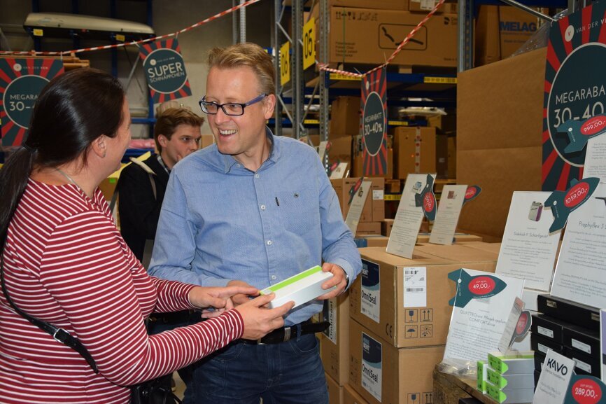 Besucher konnten im Outlet in Ruhe Produkte etablierter Dentalfirmen begutachten. © DTI