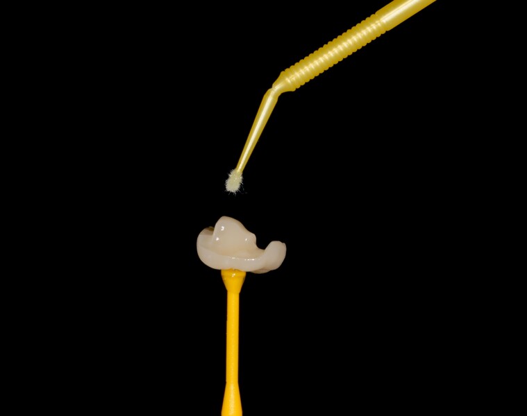 Fig. 22b: Application of a universal adhesive.