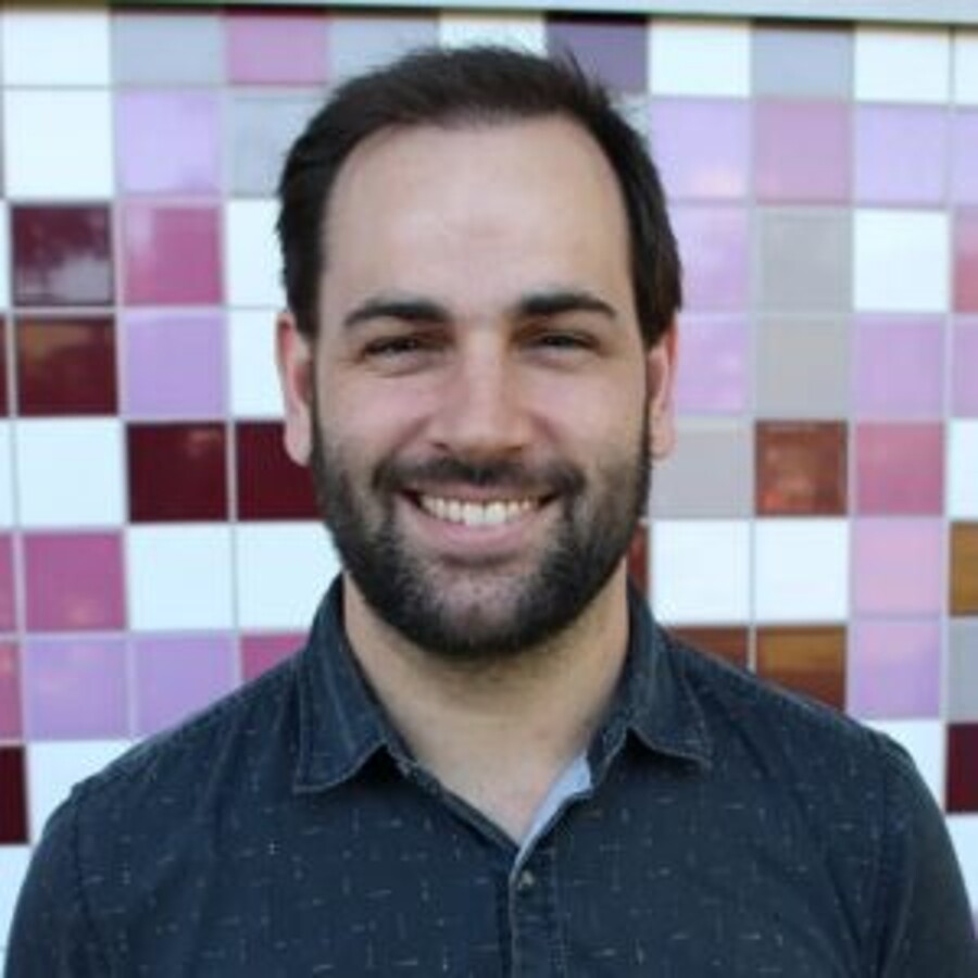 VÃ½zkumnÃ­k v oblasti zdravotnickÃ½ch vÄd Dr. Aaron Drovandi je pÅesvÄdÄen, Å¾e normalizace otevÅenÃ© diskuse o sexuÃ¡lnÃ­m nevhodnÃ©m chovÃ¡nÃ­, vyjasnÄnÃ­ zpÅ¯sobÅ¯ jeho hlÃ¡Å¡enÃ­ a ochrana tÄch, kteÅÃ­ promluvÃ­, jsou klÃ­ÄovÃ½mi prvnÃ­mi kroky k bezpeÄnÄjÅ¡Ã­mu pracovnÃ­ho prostÅedÃ­ ve stomatologii. (ObrÃ¡zek: Dr Aaron Drovandi)