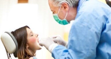 Tarieven mondzorg dalen, herijking uitgesteld