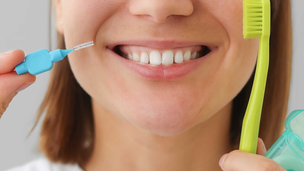 Es hilft wirklich, zwischen den Zähnen zu putzen