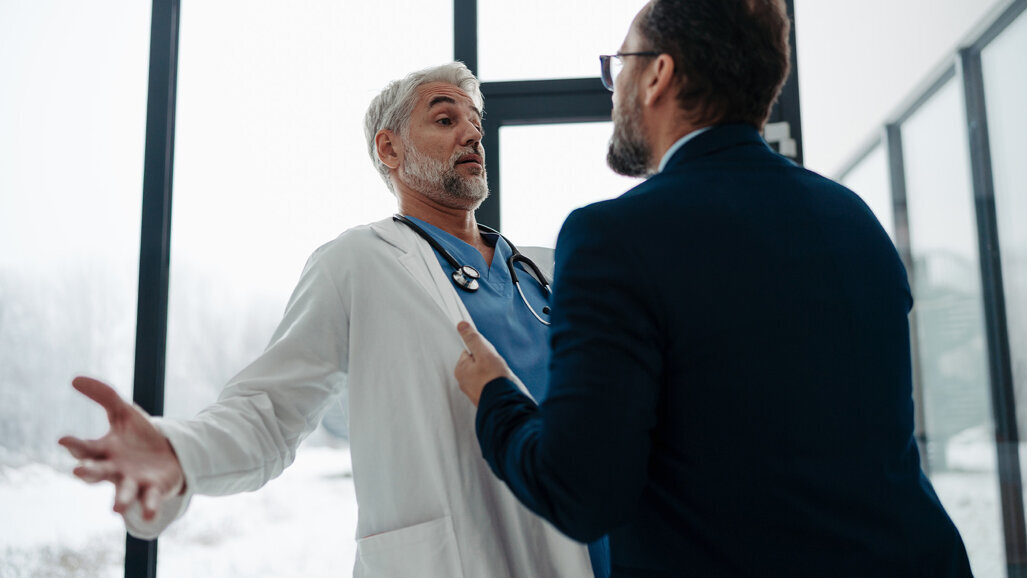 Zunehmende Gewalt in Praxen und Kliniken: Regierung reagiert mit Gesetzesinitiative