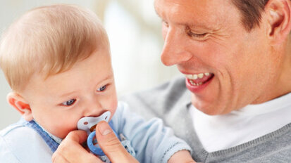 Saliva dos pais no bico das chupetas pode reduzir o risco de alergia nas crianças