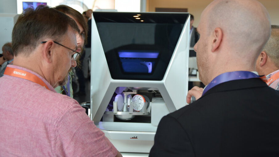 German manufacturer vhf presented its milling machine R5. (Dental Tribune International)