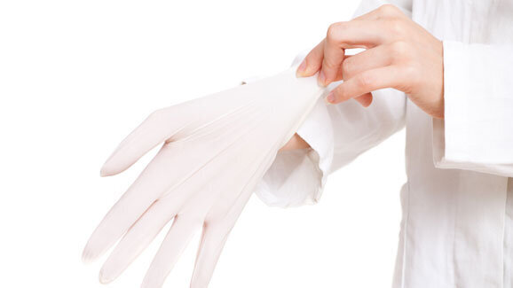 Zahnärzte beraten über Behandlung von Patienten mit Infektionen