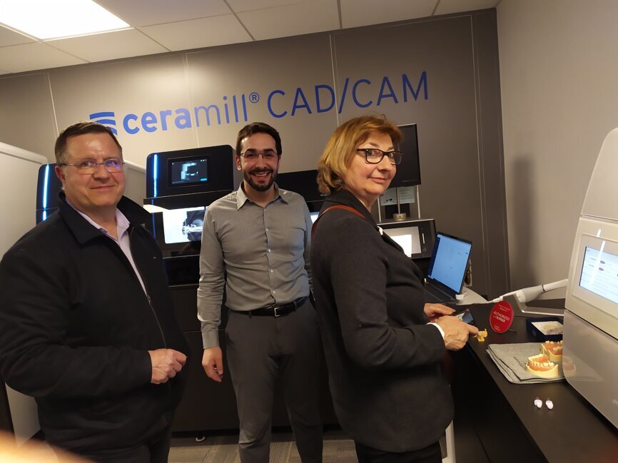 Des prothésistes dentaires et distributeurs se sont retrouvés dans l'espace salle d'exposition