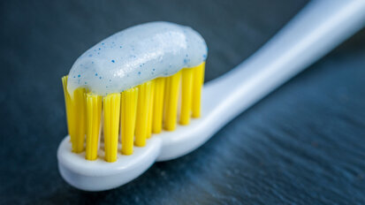 Zahnpasten mit Weiß-Effekt im Test: Schwarz gegen Weiß