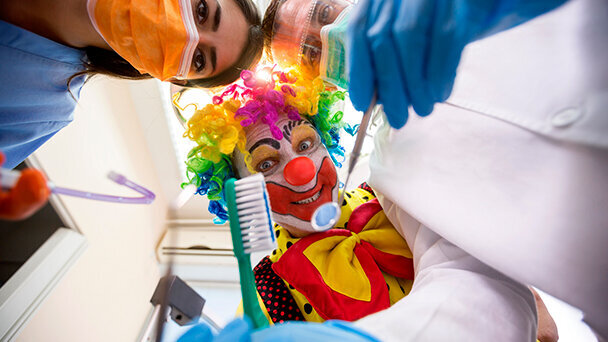 Il Patch Adams nello studio: effetti terapeutici dell’umorismo