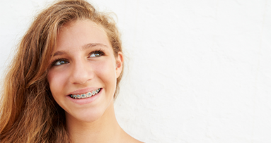 Teenager finden Zahnspangen hipp