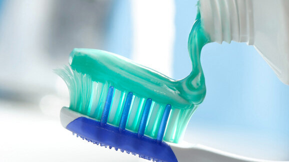 „test“: Für die Kariesvorsorge braucht Zahnpasta Fluorid