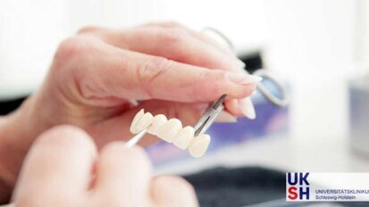 Neue Studie zur Verankerung von Zahnprothesen