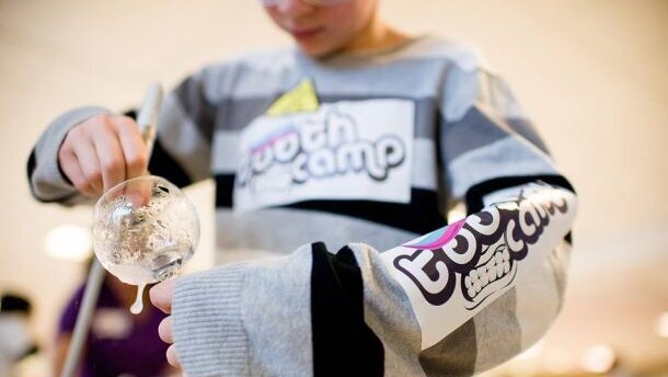 ToothCamp houdt kindergebitten spiegel voor