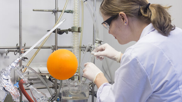 Weniger Zeit beim Zahnarzt durch neue photoaktive Moleküle