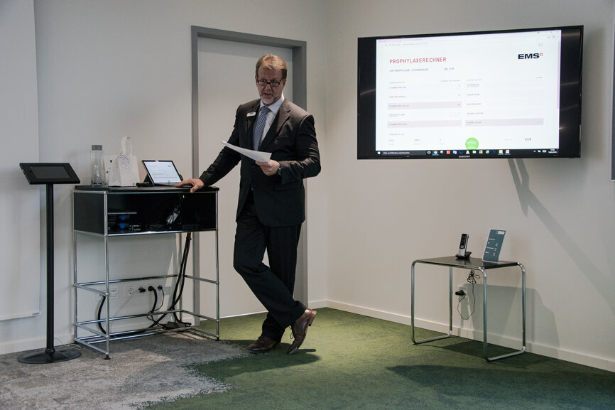 EMS-Vertriebsleiter Jörg Jarschewski beschäftigte sich mit seinem Thema „Gewinnrechnungsformel für die Prophylaxe“ und stellte im gleichen Atemzug das EMS-Prophylaxeprotokoll und den Prophylaxerechner vor.