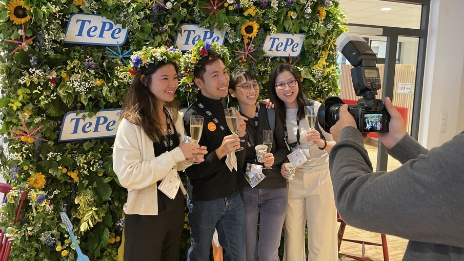 Traditionally, wreaths made of different types of colored flowers are worn during the midsummer feast. (Image: TePe)