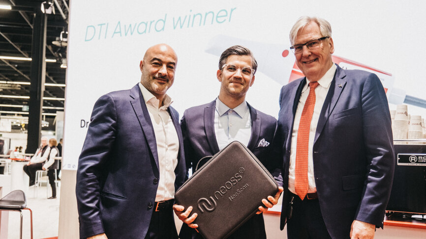 From left: Torsten Oemus, CEO of Dental Tribune International; award winner Dr Robert Gaudin of Charité—Universitätsmedizin Berlin in Germany and Dr Robert Gottlander, CEO and president of Neoss. Dr Gaudin won the first-ever DT Award for outstanding achievements in dentistry on Friday afternoon. (Image: Robert Strehler)