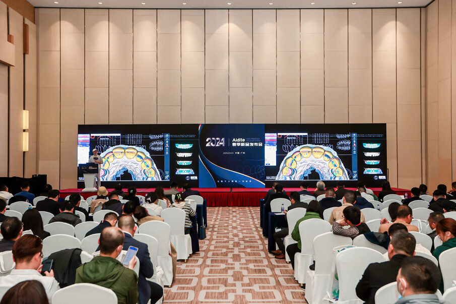 Expo attendees gather to hear one of the many expert lectures on offer.