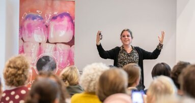 Kom van die plaque af!