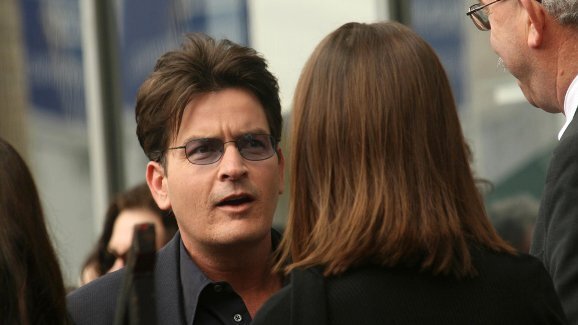 Зъботехничка съди актьора Чарли Шийн