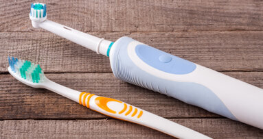 Elektrische oder Handzahnbürste? Putztyp spielt eine Rolle
