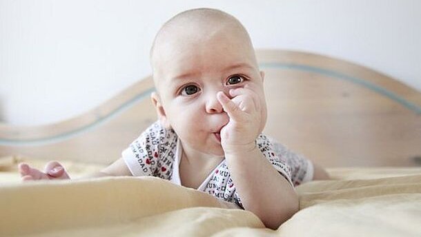 Duimzuigen vermindert mogelijk kans op allergieën