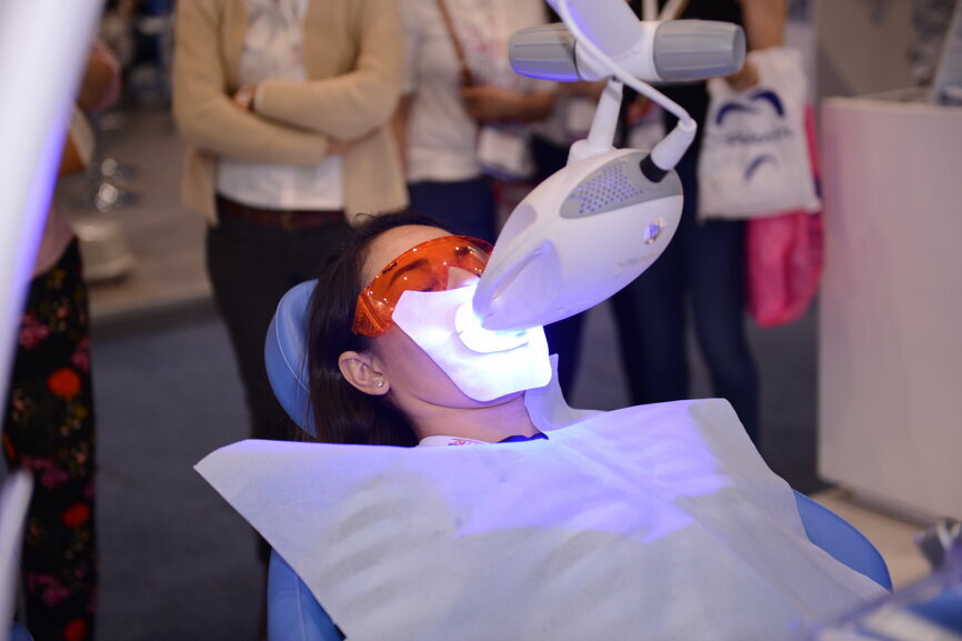 Un procedimiento de aclaramiento dental en la 71 Expo AMIC Dental.
