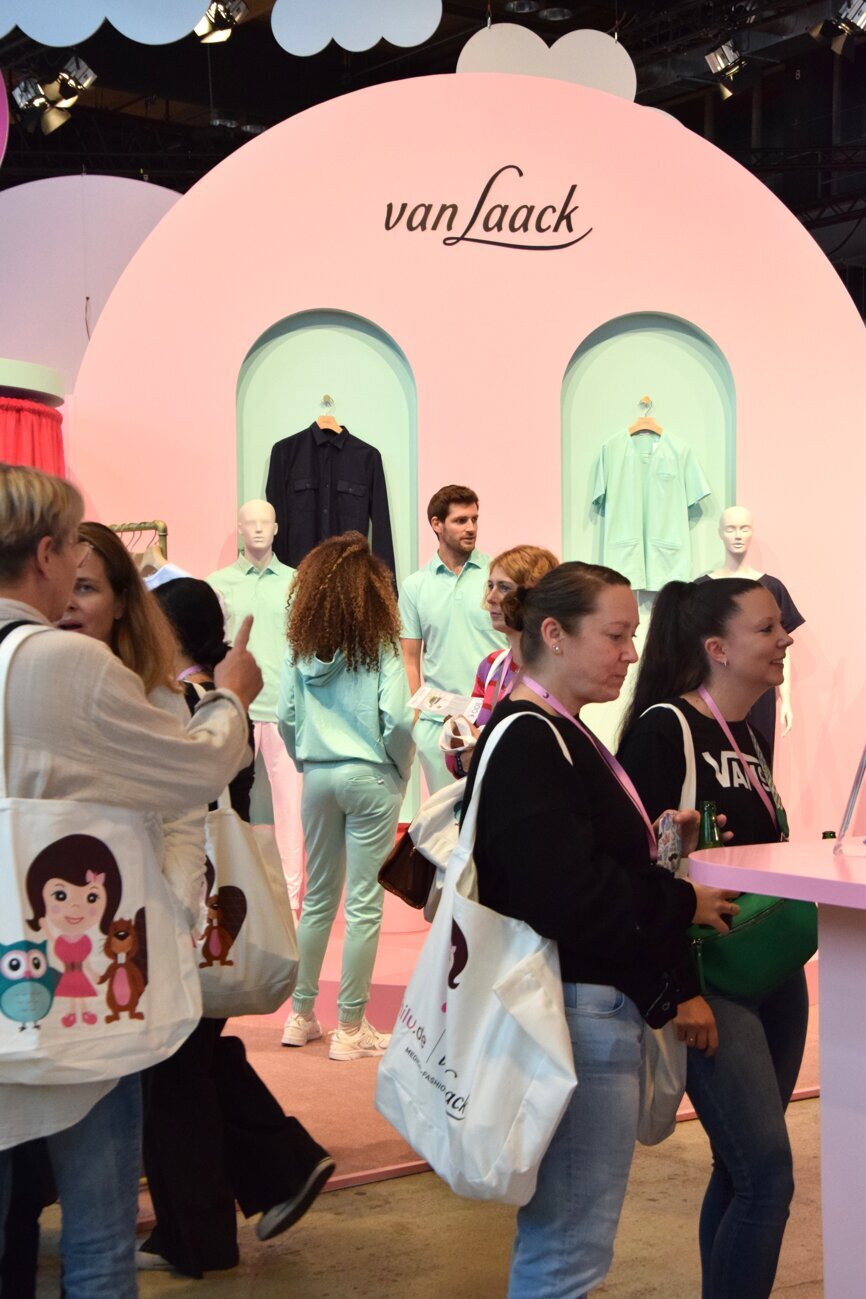 Minilu-Partner van Laack zeigte die neuesten Fashion-Trends bei Praxisbekleidung.