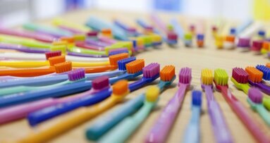 CS 5460: lo spazzolino di Curaprox che “ha i numeri”, di nome e di fatto