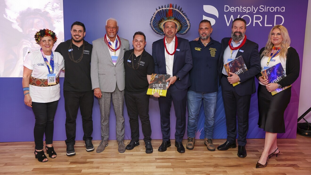 Bruce Peatey, Vice-Presidente das Américas RCO (7. a partir da esquerda), e André Conejo, Vice-Presidente LATAM (5 a partir da esquerda), dão as boas-vindas aos representantes da Doutores da Amazônia e do Projeto 32.