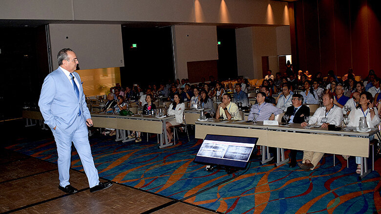 El Dr. Enrique Jadad durante su conferencia en Cartagena.