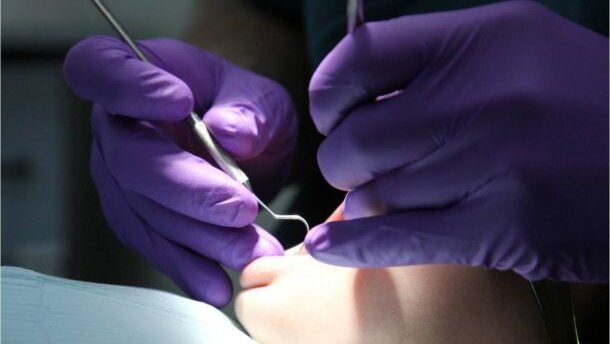 Hiv-test voor duizenden Britten na tandartsbezoek