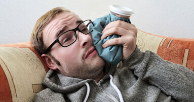 Männer zögern Zahnarztbesuch hinaus