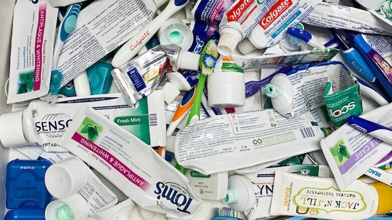 Tristo milijonov tub zobne paste konča na smetišču