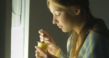 Τα νυχτερινά σνακ βλάπτουν τα δόντια