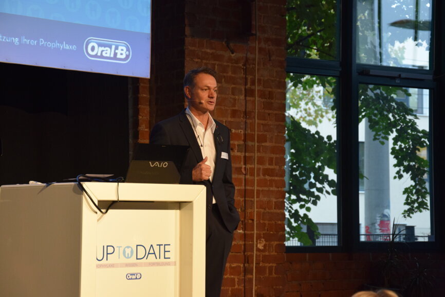 Dr. Alexander Gey, Professional and Academics Relation Manager bei Procter & Gamble, hieß die Teilnehmer der Veranstaltung willkommen. (© DTI)