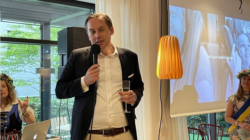 TePe CEO Joel Eklund gave the guests a guided tour. (Image: TePe)