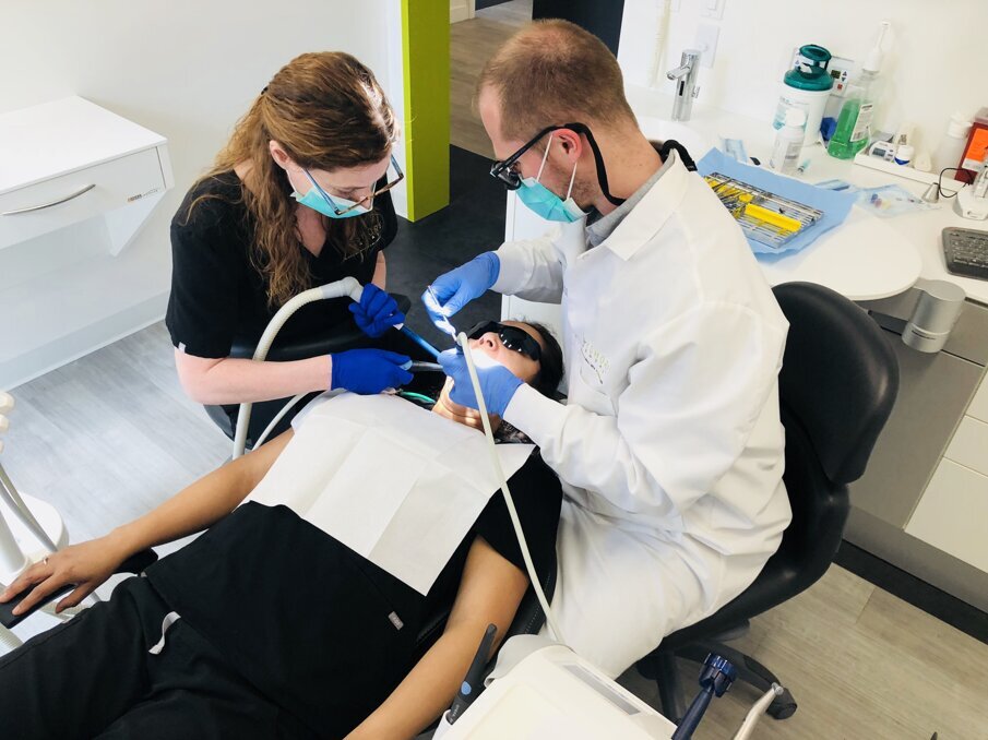 Dr. Seubert uses the left-handed working position with a right-handed team member. (Photograph: Dentsply Sirona)