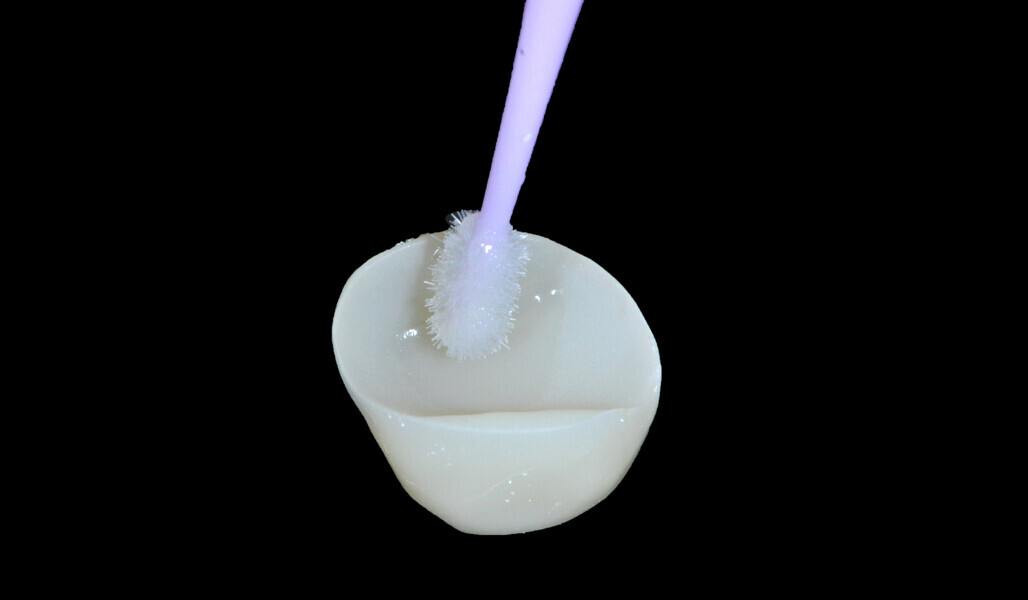 Fig. 18: Primer application to the overlay. 