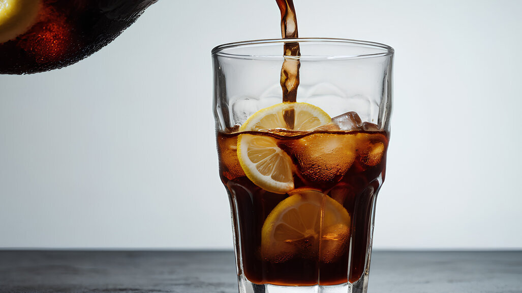 Stille Gefahr Softdrink: Zucker und Säure greifen Zahnschmelz an